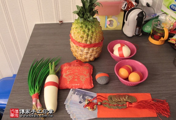 剃胎毛、滿月剃頭、嬰兒剃頭、嬰兒理髮、嬰兒剃髮、嬰兒剃胎毛、嬰兒滿月剃頭、寶寶剃頭、剃胎毛儀式、剃胎毛吉祥話、滿月剃頭儀式、滿月剃頭吉祥話、寶寶剃胎毛、寶寶滿月剃頭理髮、 新北永和區剃胎毛、新北永和區滿月剃頭、 新北永和區嬰兒剃頭剃胎毛、新北永和區嬰兒理髮、新北永和區嬰兒剃髮、林寶寶(新北永和區到府嬰兒寶寶滿月剃頭理髮、免費到府嬰兒剃胎毛儀式吉祥話)。到府剃頭剃胎毛主持、專業拍照、DVD光碟、證書。★購買「臍帶章、肚臍章、胎毛筆刷印章」贈送：剃頭、收涎、抓周，三選一。2016.01.30 照片1